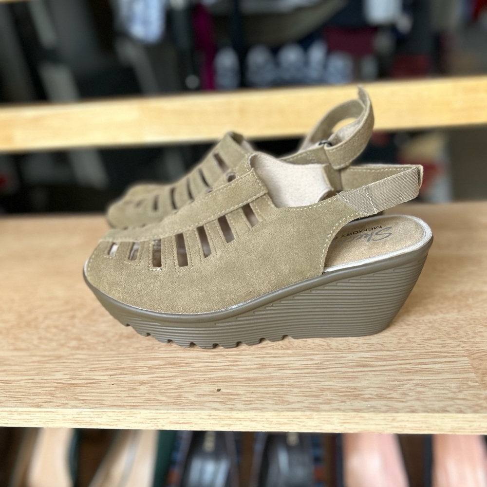 Sketchers Memory Foam Women’s Size 6.5 Like New - image 2